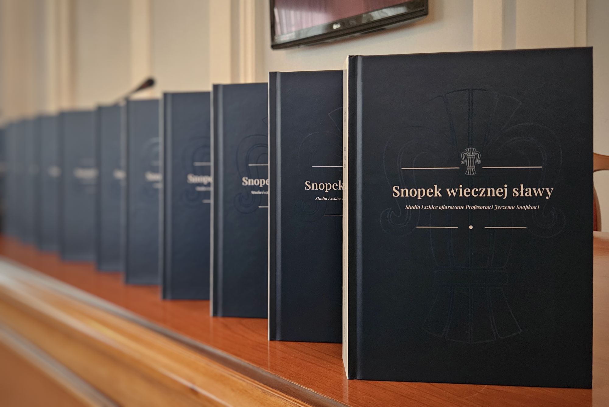 Zdjęcie przedstawia ksiażki pt. Snopek wiecznej sławy ułożone w szeregu.