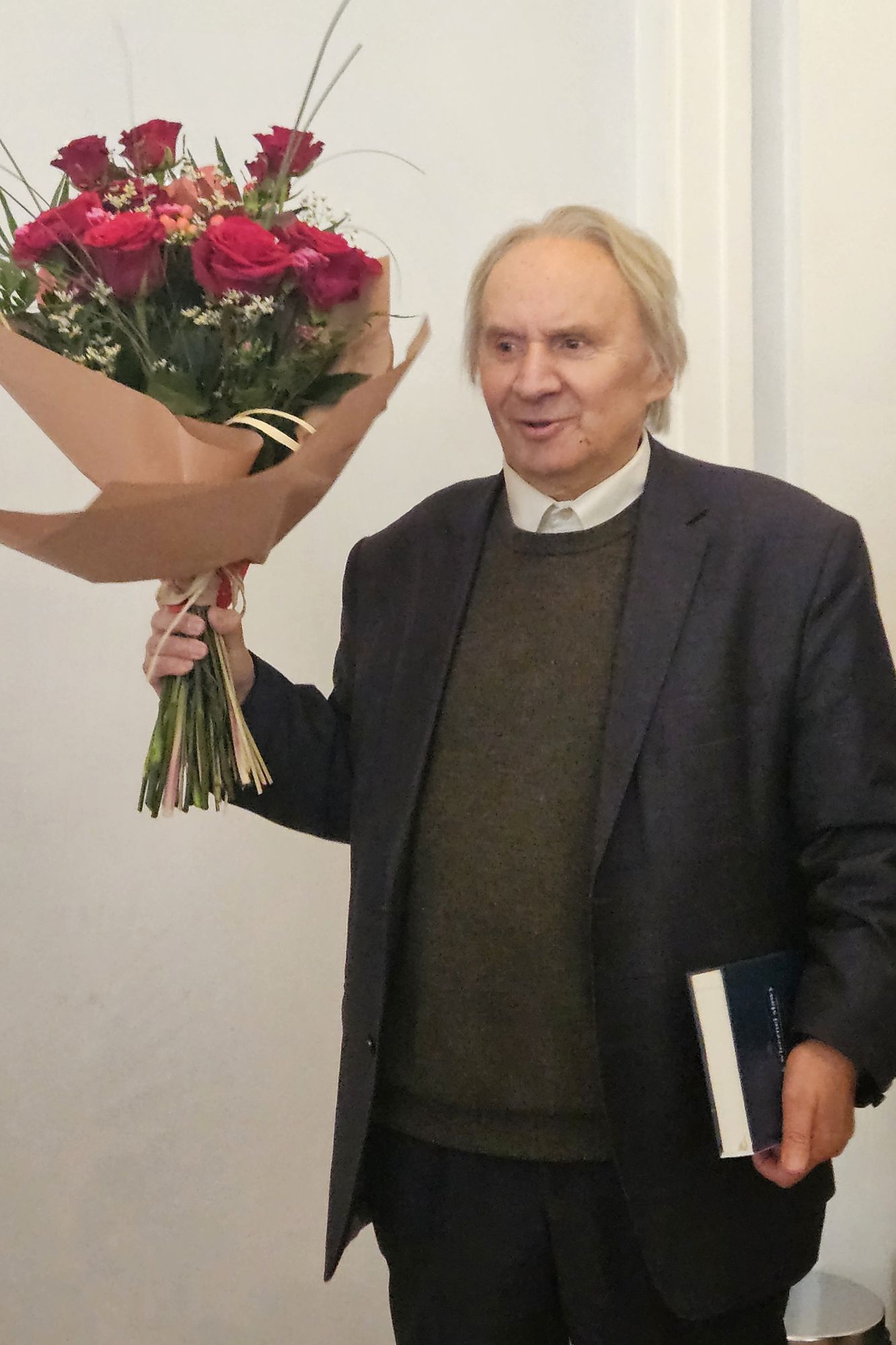 Zdjęcie przedstawia prof. Jerzego Snopka z bukietem róż.